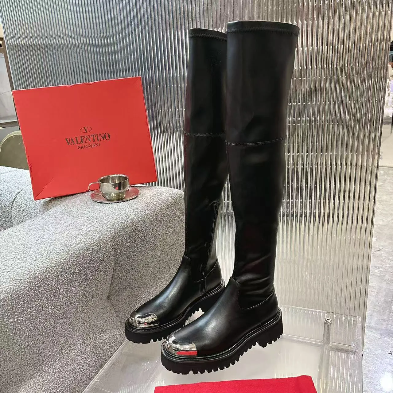 👟👟Ex-factory price 720👟👟 2026𝑉𝐴𝐿𝐸𝑁𝑇𝐼𝑁𝑂 Valentino ♡ͥ | 💫Purchase level🔍 Classic Valentino’s special textured hardware brings out a full sense of luxury After putting it on my feet, I was shocked that my feet looked slimmer! The new season lives up to expectations! Worth buying ❥The original method is absolutely sentimental ❥Elegant style creates a different feeling🙈 Simple temperament style!  ♡ show bdetails ———————————— ⊿▸: Code number｜35-40 (41. Customized) ⊿▸: Material｜Imported calfskin + elastic pu ⊿▸: Lining |Sheepskin ⊿▸: Code number 35-40 (41. Customized)